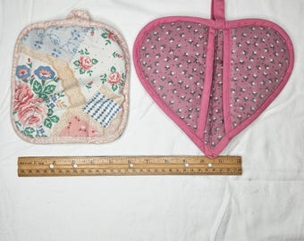 Juego de agarraderas florales vintage, pañuelo de bolsillo con corazón rosa, patchwork, estilo cottagecore, hecho a mano.