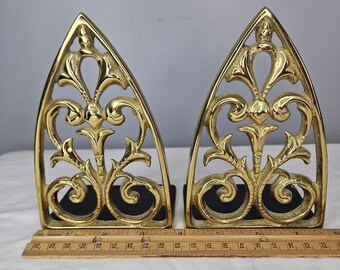 Sujetalibros de latón vintage de Virginia Metalworks con diseño gótico de arco catedralicio y volutas (juego de 2)