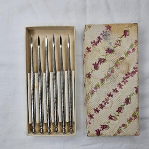 Vintage 1950-tals silverfärgad mutterplockare, set om 6 med original spiralhandtag för blommig ask