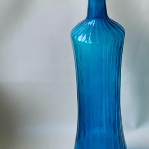 Impresionante botella/jarrón grande de vidrio azul italiano de mediados de siglo, década de 1960, botella Genie