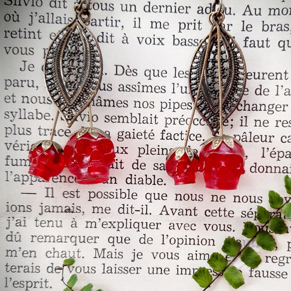 Boucles d'oreilles en résine époxy, cerise tête de mort