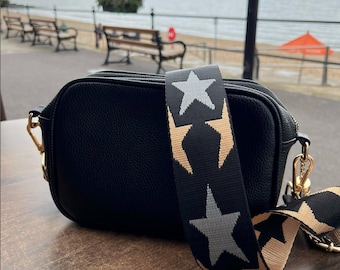 Cross Body Kameratasche in Schwarz Weiches veganes Leder mit breitem abnehmbaren Funky Star Handtaschengurt