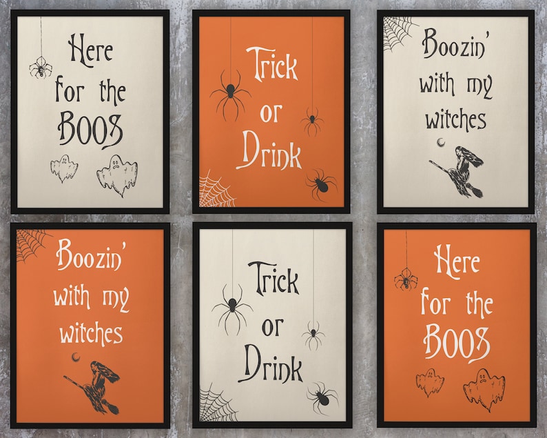 K&ouml;nnte beinhalten: Sechs druckbare Halloween-Schilder mit orangefarbenem und wei&szlig;em Hintergrund. Die Schilder zeigen schwarze Spinnweben, Spinnen und Text, der "Here for the Booze", "Trick or Drink" und "Boozin' with my witches" lautet.