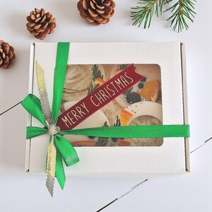 Festive wax sachet ornaments with winter scent, handmade Christmas gift box for cozy holiday home decor.
