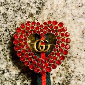 GUCCI ブローチ グッチ クリスタル フラワー フリンジ ブローチ - ランウェイ