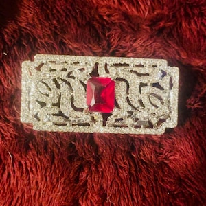 Heidi Daus Zauberhafte Rubin klare Figur Art deco Strass Brosche