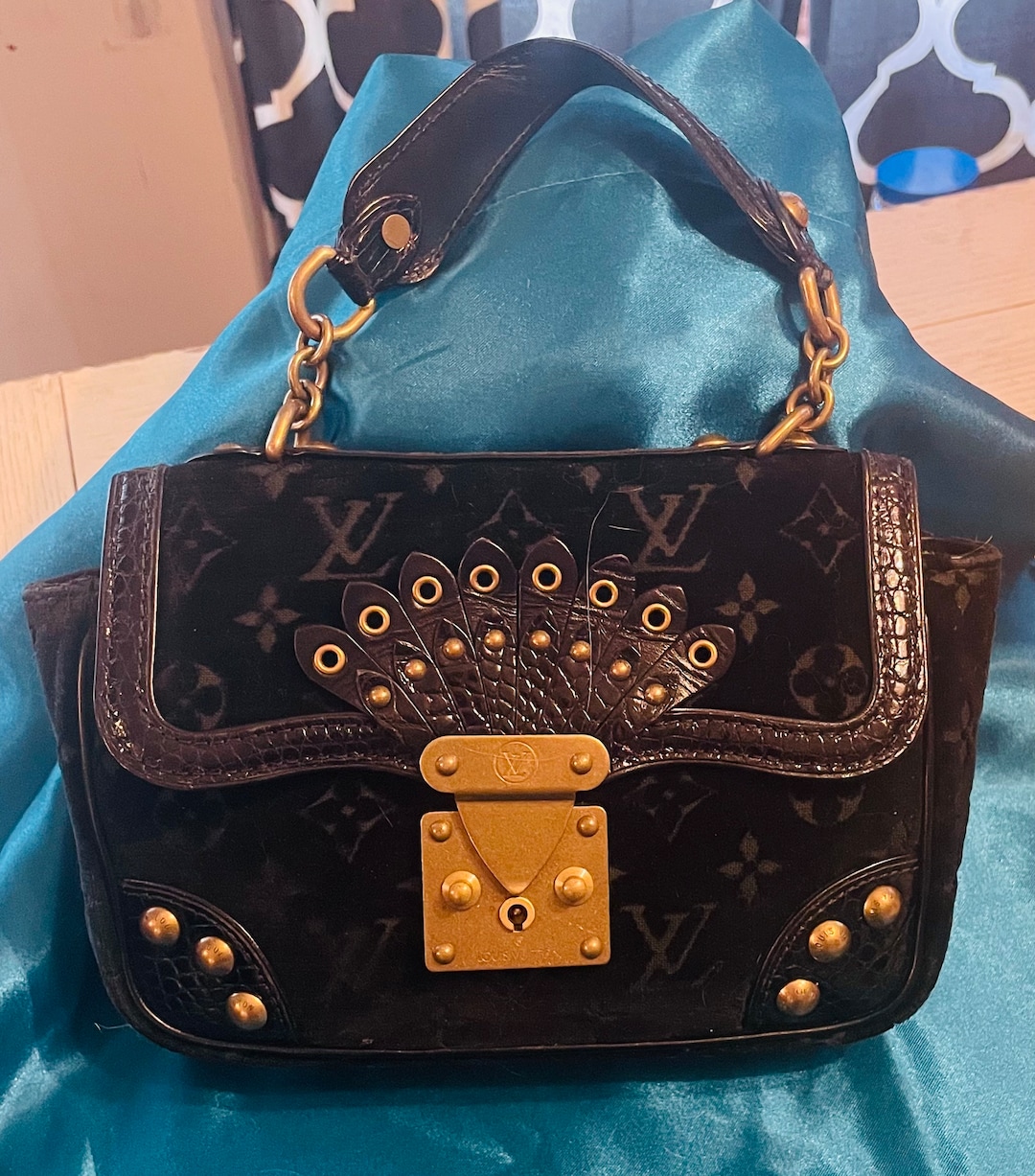 Bolso Louis Vuitton Irvine Alligator de terciopelo negro de