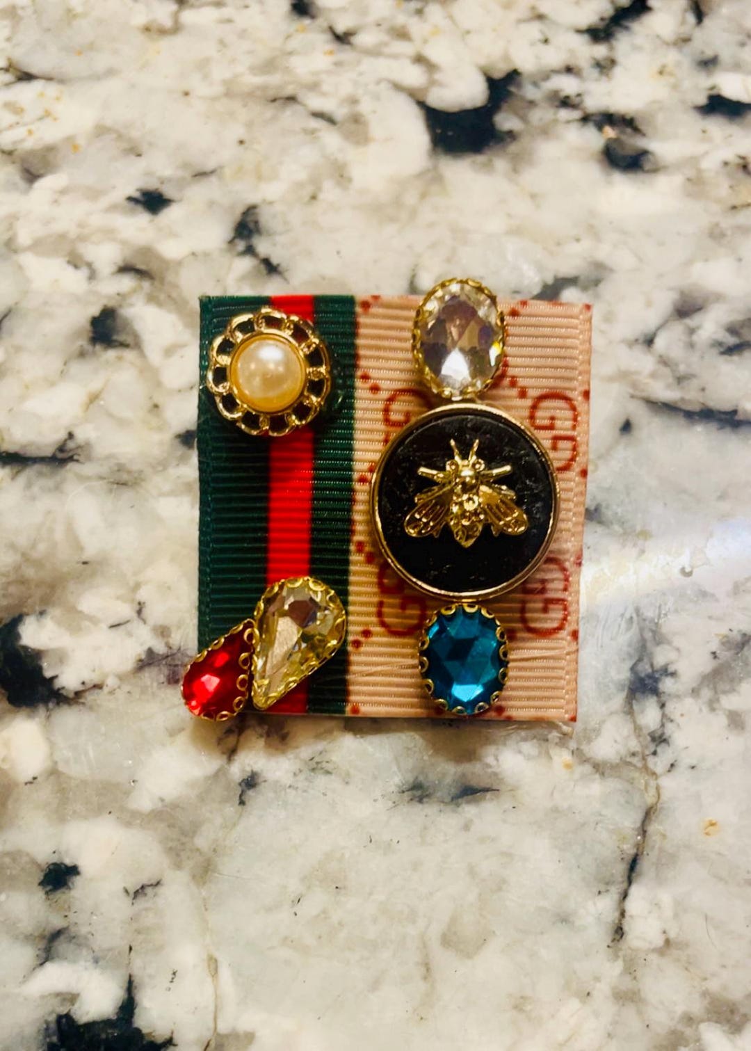 GUCCI 蜂モチーフ ヘアピン ゴールド il_1080xN.7152239769_624y.jpg