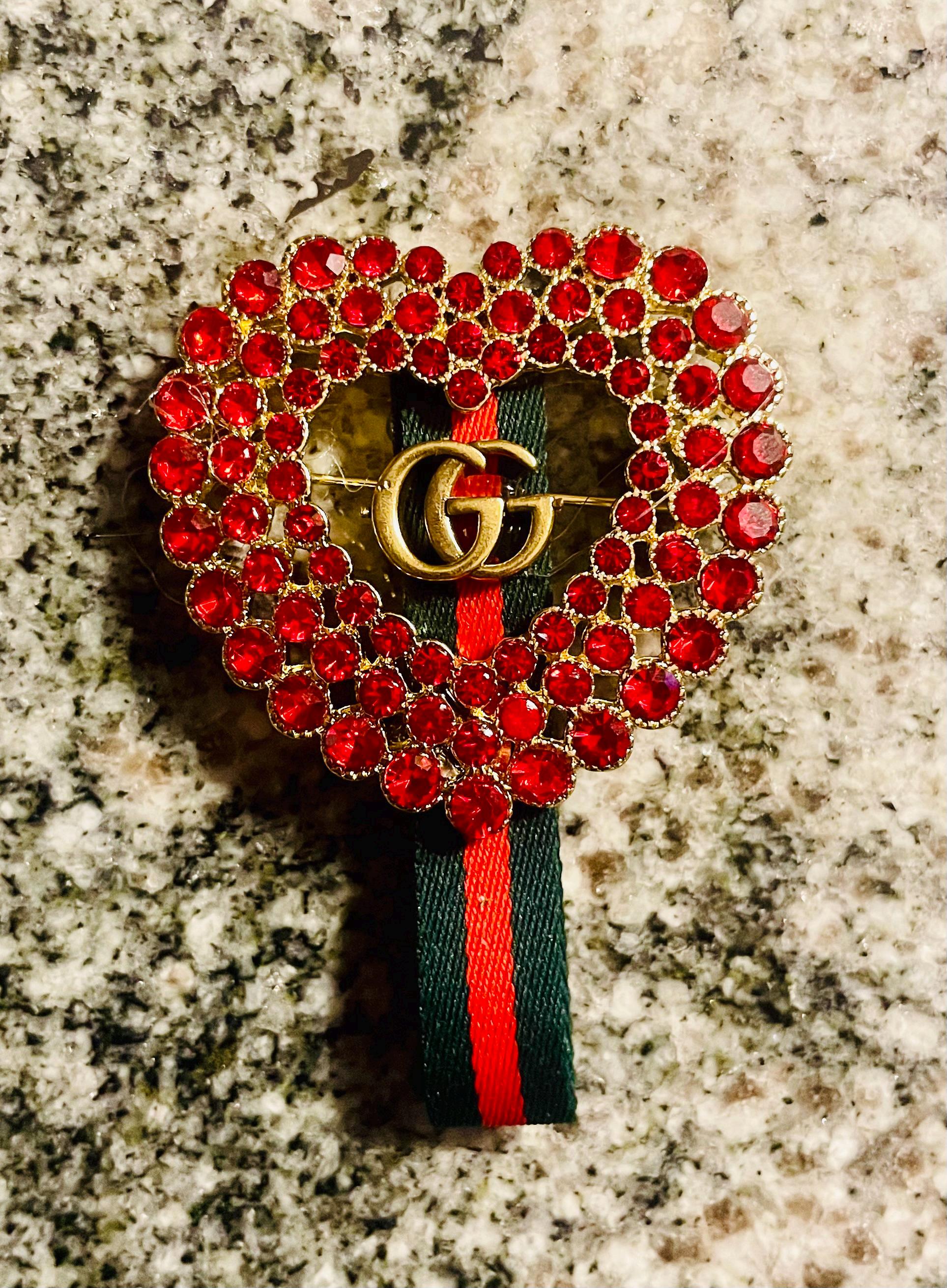 GUCCI GGロゴ ブローチ クリスタル付き メタル ダブルG ブローチ クリスタル | GUCCI公式
