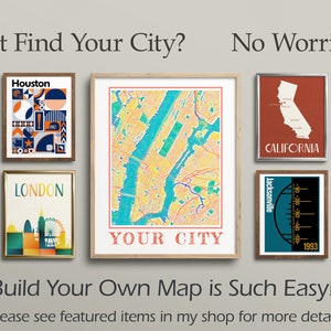 Może przedstawiać: Kolaż oprawionych map miast i ilustracji. Mapy są w r&oacute;żnych stylach, w tym kolorowa abstrakcyjna mapa Houston, szczeg&oacute;łowa mapa Nowego Jorku i prosta mapa konturowa Kalifornii. Ilustracje obejmują stylizowaną mapę Londynu, mapę kompasową Jacksonville i prostą mapę miasta z tekstem "YOUR CITY". Tekst "Not Find Your City? No Worries!" znajduje się w g&oacute;rnej części obrazu, a tekst "Build Your Own Map is Such Easy! Please see featured items in my shop for more details" znajduje się w dolnej części.