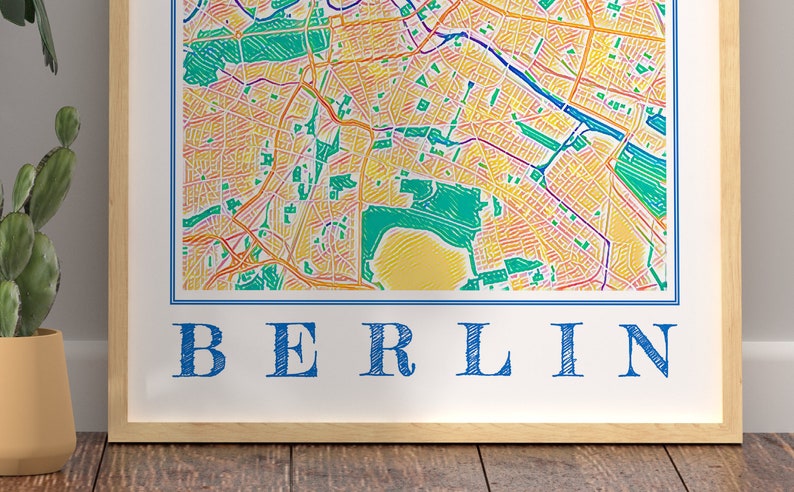 Może przedstawiać: Wydruk w ramie kolorowej mapy Berlina, Niemcy. Mapa jest narysowana w stylu ręcznie rysowanym z kolorystyką tęczy. Słowo "BERLIN" jest napisane na dole wydruku kolorem niebieskim.