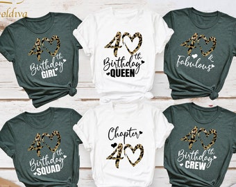 Op de afbeelding: Vijf T-shirts met verschillende ontwerpen ter ere van een 40e verjaardag. De shirts zijn in groen en wit met zwarte tekst en luipaardprint accenten. De tekst op de shirts luidt "40e verjaardag meisje", "40e verjaardag koningin", "40 & Fabulous", "40e verjaardag squad" en "40e verjaardag crew".