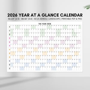 Może przedstawiać: Kalendarz 2026 Year at a Glance w orientacji poziomej. Kalendarz jest biały z siatką kwadratów, z których każdy reprezentuje jeden dzień. Miesiące są oznaczone kolorami. U góry znajduje się tekst "2026 YEAR AT A GLANCE CALENDAR".