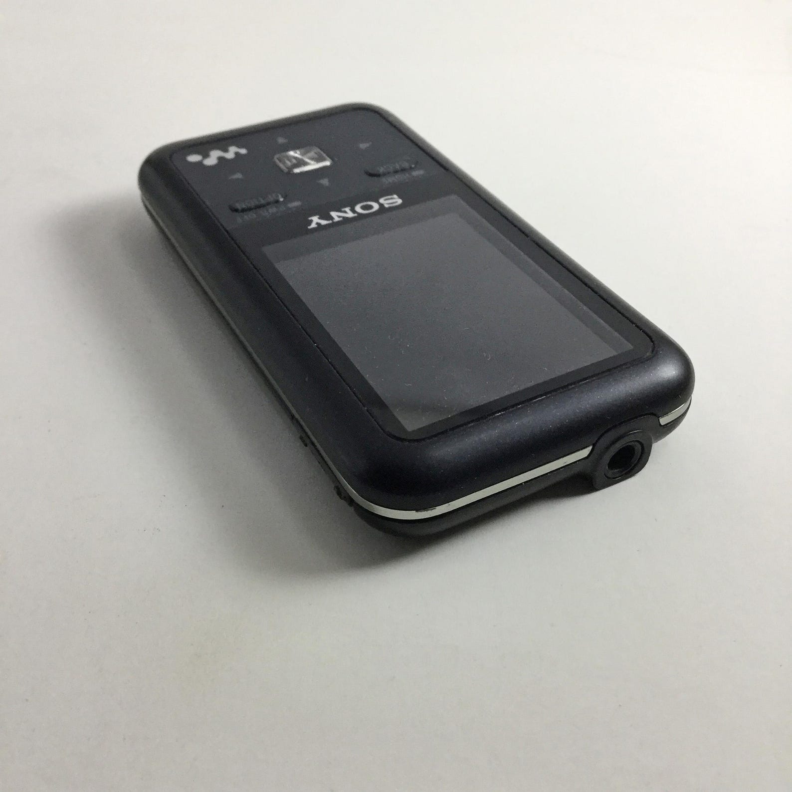 Sony NWZ-S615F - máy nghe nhạc pin lâu - Báo