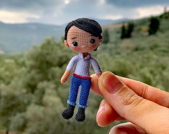 Príncipe Eric en miniatura amigurumi, muñeco de crochet hecho a mano (7 cm)