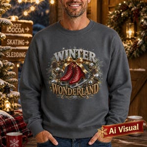Puede incluir: Una sudadera gris oscuro de cuello redondo con un estampado gr&aacute;fico de dos patines de hielo rojos atados con un lazo dorado, rodeados por una corona de pi&ntilde;as y campanas plateadas, con el texto WINTER WONDERLAND en letras doradas y plateadas.