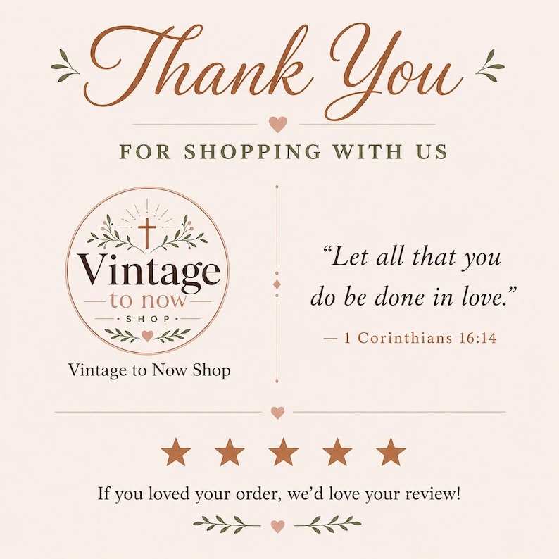 Pu&ograve; includere: Un biglietto di ringraziamento su sfondo rosa chiaro con il testo Thank You FOR SHOPPING WITH US, un logo circolare Vintage to Now Shop con una croce, la citazione Let all that you do be done in love e cinque stelle marroni.