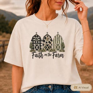Może przedstawiać: Kremowy t-shirt z kr&oacute;tkim rękawem z grafiką przedstawiającą trzy stodoły w r&oacute;żnych wzorach: czarno-białą kratę, czarno-białe łaty krowie oraz zielono-białe paski. Poniżej nadrukowany jest napis Faith on the Farm.
