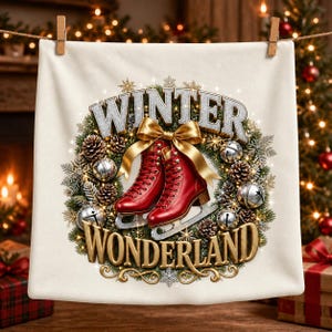 Puede incluir: Una funda de coj&iacute;n cuadrada de color blanco roto con un gr&aacute;fico de una corona de pino verde adornada con cascabeles plateados, pi&ntilde;as y un lazo dorado. En el centro, patines de hielo rojos. El texto dice WINTER WONDERLAND en oro y plata.