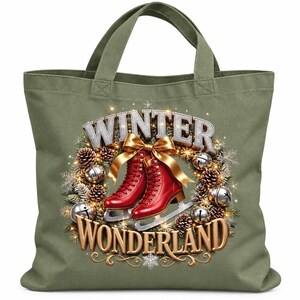 Puede incluir: Un bolso tote de color verde oliva con un gr&aacute;fico de patines de hielo rojos centrados en una corona de pi&ntilde;as y campanas plateadas. El texto WINTER WONDERLAND aparece en letras grandes y estilizadas con un lazo dorado decorativo.