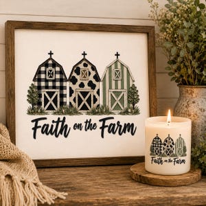Może przedstawiać: Kwadratowy drewniany znak z trzema ilustrowanymi stodołami w czarno-białą kratę, łaty krowie i zielone paski, z napisem Faith on the Farm. Pasująca biała świeca w szklanym słoiku przedstawia ten sam wz&oacute;r stodoły i napis.