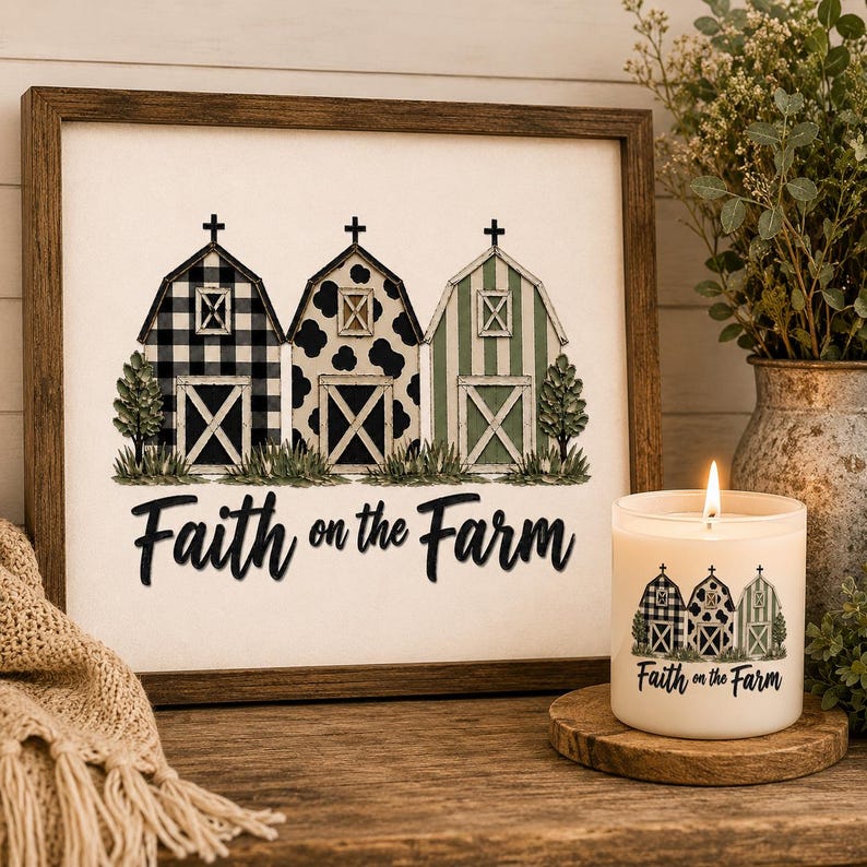 Może przedstawiać: Kwadratowy drewniany znak z trzema ilustrowanymi stodołami w czarno-białą kratę, łaty krowie i zielone paski, z napisem Faith on the Farm. Pasująca biała świeca w szklanym słoiku przedstawia ten sam wz&oacute;r stodoły i napis.