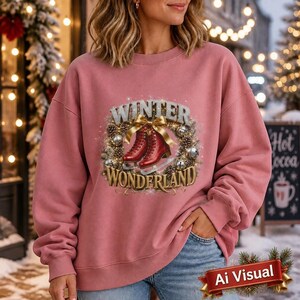 Puede incluir: Una sudadera de manga larga en color rosa empolvado con un gr&aacute;fico central de patines de hielo rojos dentro de una corona de pi&ntilde;as y adornos plateados. El texto "WINTER WONDERLAND" est&aacute; impreso en letras doradas sobre y bajo los patines.