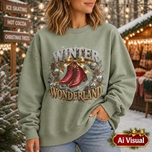 Puede incluir: Una sudadera de cuello redondo color verde salvia con un estampado gr&aacute;fico de patines de hielo rojos dentro de una corona de pi&ntilde;as y adornos plateados. El texto "WINTER WONDERLAND" est&aacute; impreso en una fuente met&aacute;lica dorada y plateada.