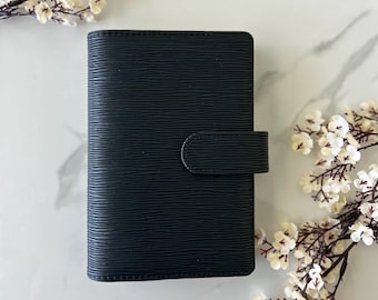 Pasta Blair A6 | Pasta em couro Saffiano macio | Carteira em couro Epi | Sistema de envelopes para dinheiro | Pasta A6 dourada com 6 argolas para orçamento