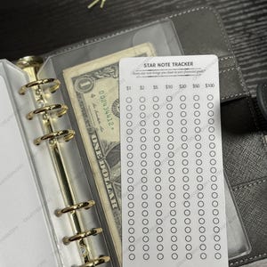 Suivi de l'épargne Star Note | Epargne A6 plastifiée de suivi | Papier cartonné blanc | Défis de sauvegarde de notes étoilées