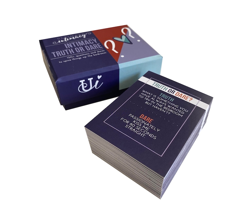 K&ouml;nnte beinhalten: Eine blaue Box mit dem Text "Intimacy Truth or Dare" und ein Stapel Karten mit dem Text "Truth or Dare?" darauf. Die Karten haben einen blauen Hintergrund mit wei&szlig;em Text und einem wei&szlig;en Rand.