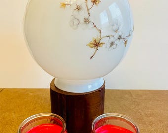 Antieke wereldbol van Mount Washington met bloemmotieven van kornoelje en kersenbloesem.