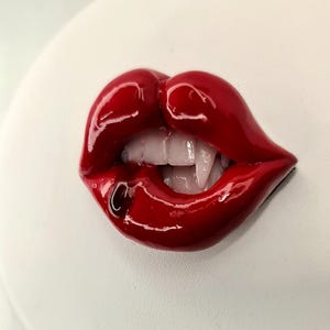 Gothic style designed lips  phone holder / halloween brooch / choker / badge reel / lips phone grip / lips popsocket / vampire / popsockets