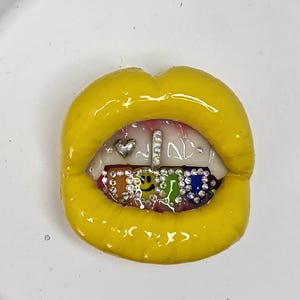 Soporte para teléfono Popsockets con labios amarillos, MagSafe y broche con detalle de dientes arcoíris personalizable.