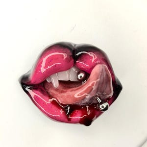 Gothic style designed lips  phone holder / halloween brooch / choker / badge reel / lips phone grip / lips popsocket / vampire / popsockets