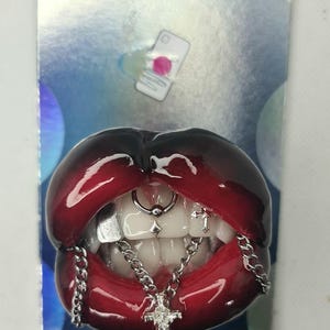 Gotiskt designade läppar för mobilen / namnskyltsrulle / chokers / magnet / telefongrepp och brosch