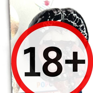 Peut inclure: Une poignée de téléphone noire et blanche avec un cercle rouge autour du nombre 18+ imprimé en noir. La poignée de téléphone est en forme de langue qui sort d'une bouche.