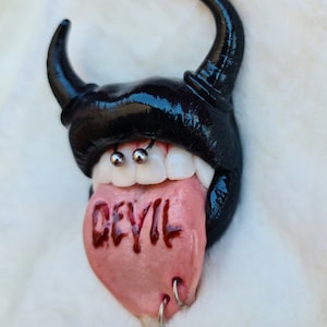Gothic style designed lips phone holder / brooch / phone grip / choker / badge reel / popsocket / popgrip/ popsockets
