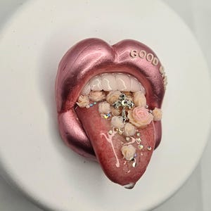Gothic style designed lips  phone holder / halloween brooch / choker / badge reel / lips phone grip / lips popsocket / vampire / popsockets