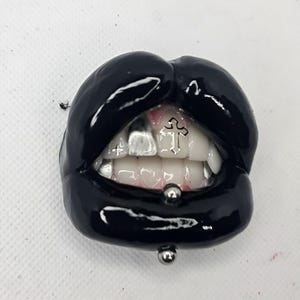 Gotiskt designade läppar för mobilen / namnskyltsrulle / chokers / magnet / telefongrepp och brosch