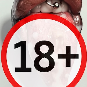Puede incluir: Primer plano de un par de labios con un aro en el labio. Los labios están pintados de un color marrón oscuro y la lengua está fuera. Un círculo rojo con fondo blanco y el texto "18+" está en primer plano.