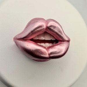 Gothic style designed lips  phone holder / halloween brooch / choker / badge reel / lips phone grip / lips popsocket / vampire / popsockets