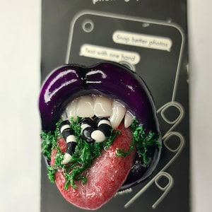Halloween Lips Handyhalter / Brosche im Gothic Stil / Handy Griff / Handy Griff / Popsocket / Popgrip / Popsockets / Beetlejuice