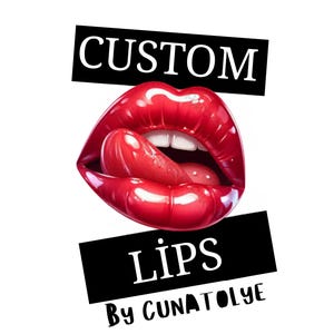 Puede incluir: Diseño gráfico con un par de labios rojos brillantes con la lengua extendida. La palabra "CUSTOM" está encima de los labios, y "LIPS" y "By CUNATOLYE" están debajo, todo en texto blanco sobre rectángulos negros, sobre un fondo blanco.