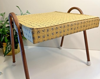 Klasyczny, piętrowy stołek z winylu w stylu mid-century z wzorem glifów w kolorze beżowym i metalowymi nogami