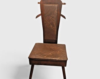 Silla de mayordomo de madera Vintage Nova Products con tapizado de vinilo marrón.