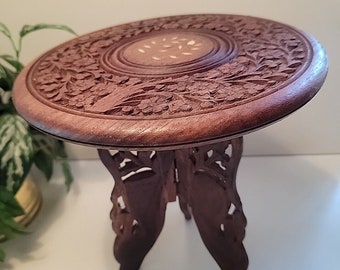 Support pour plante/petite table vintage Inde en bois sculpté à la main, avec incrustation, pieds trépied, 13" H