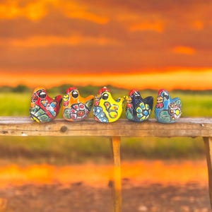 Juego de 2 figuras de pollo de Talavera pintadas a mano / Pollos de cerámica mexicana
