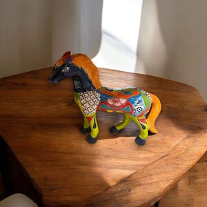 Petite statue de cheval Talavera | Décoration mexicaine vibrante peinte à la main
