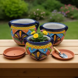 Trio di piccoli vasi in terracotta Talavera con bordo blu cobalto / Vasi dipinti a mano